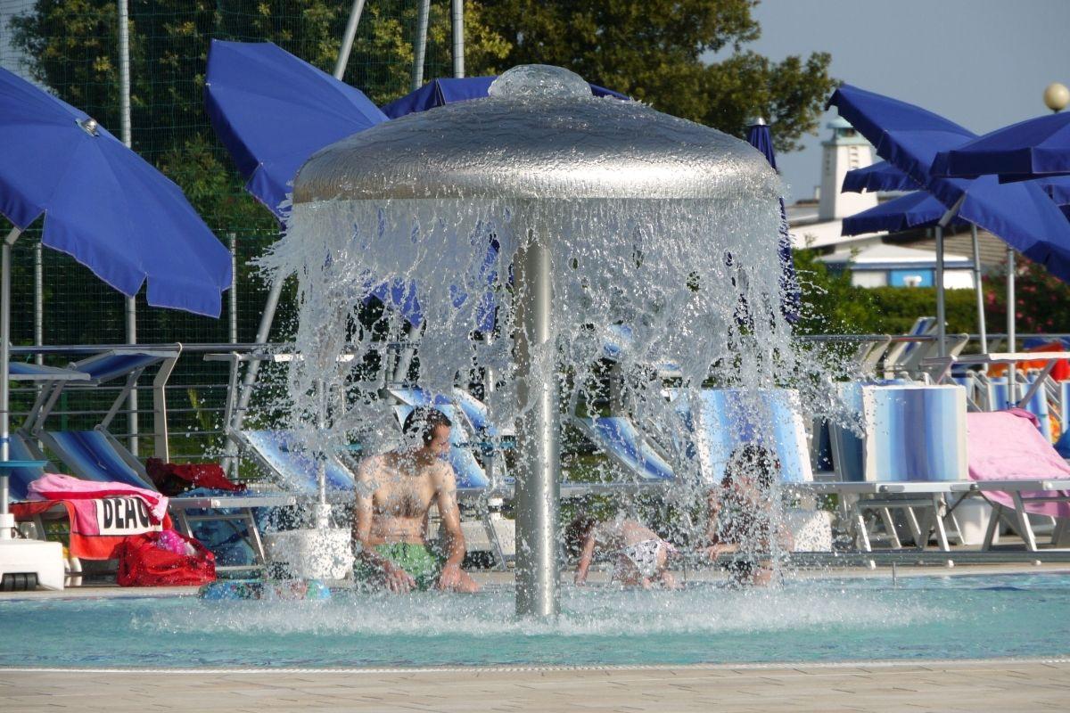 Giochi d'acqua della piscina dell' Hotel Lido di Bibione