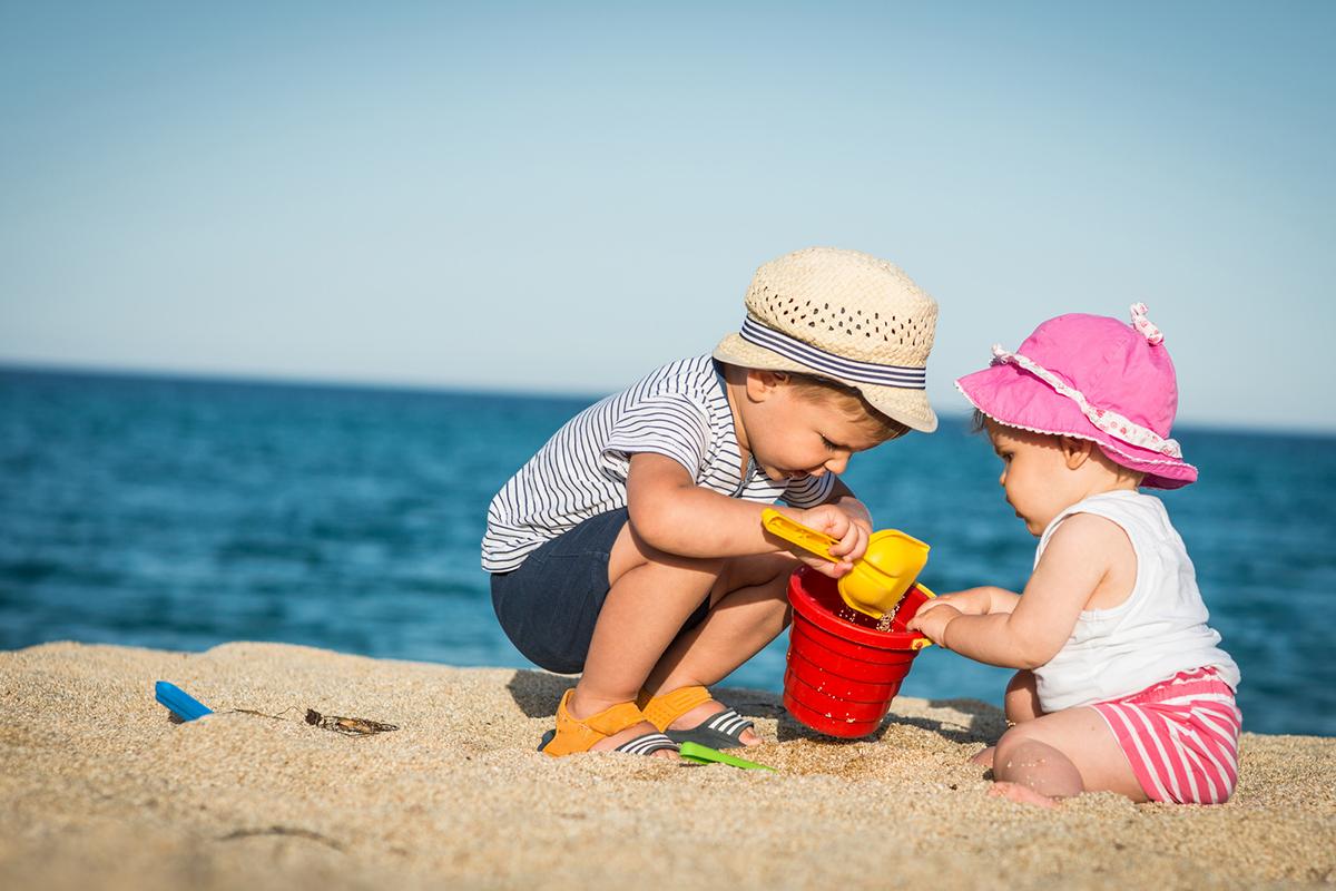 Bambini che giocano nella spiaggia di Bibione
