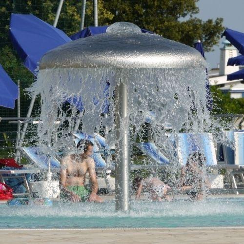 Giochi d'acqua della piscina dell' Hotel Lido di Bibione