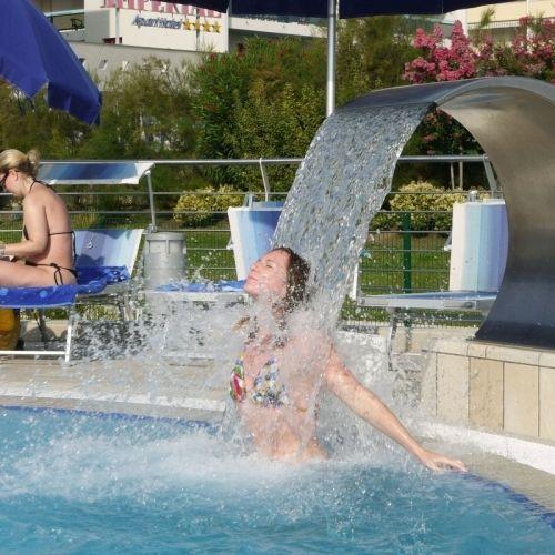 Massaggio cervicale piscina dell' Hotel Lido di Bibione