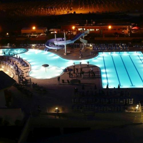 Vista notturna piscina Hotel Lido di Bibione